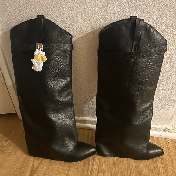 Black Boot w/ buckle - Picture 3 of 4